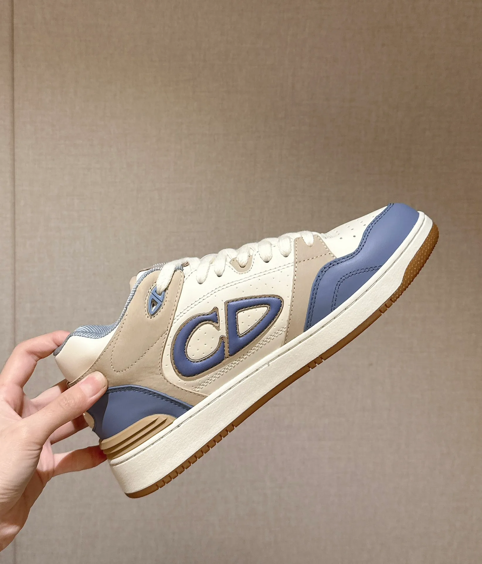 👟👟Ex-factory price 680👟👟. Dior 2024 model B57 popular casual shoe mid-top version, couple model, original explosion-proof one-to-one perfect reproduction, craftsmanship details in place, original customized materials, awesome, latest element combination, fashionable and casual personality, versatile Fabric: original fabric cowhide, mesh, electric embroidery plus 3D printing Inner: imported breathable mesh feet: original molding pad outsole: original one-to-one mold opening T👟👟Ex-factory price U Size: women’s size 35-40~men’s size 39-45